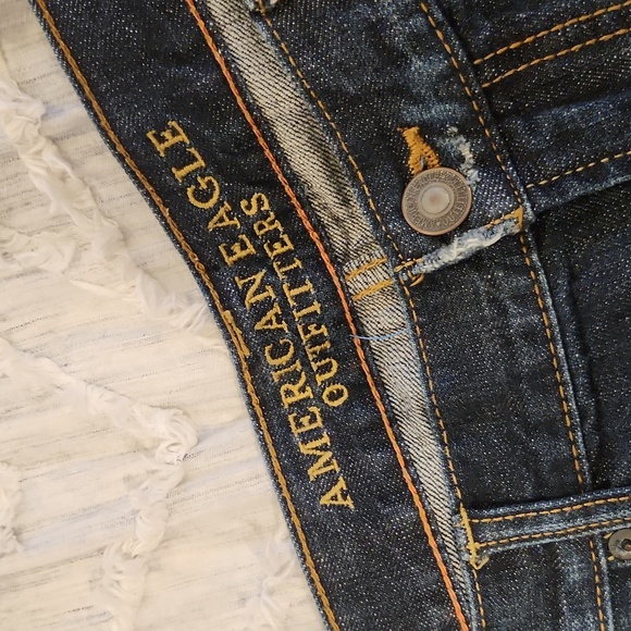 Dark wash, lightly distressed American Eagle jean shorts size 36! - Picture 2 of 10